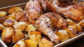Κοτόπουλο λεμονάτο με πατάτες και μυρωδικά στο φούρνο για το οικογενειακό τραπέζι