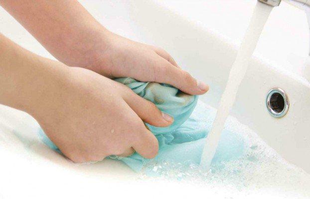 4 Σοβαρά Λάθη που Κάνετε στο Πλύσιμο των Ρούχων στο Χέρι