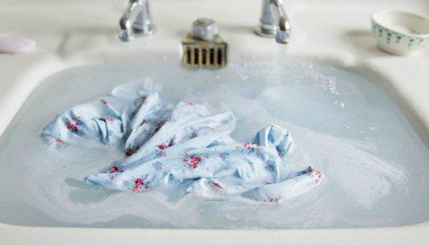 4 Σοβαρά Λάθη που Κάνετε στο Πλύσιμο των Ρούχων στο Χέρι