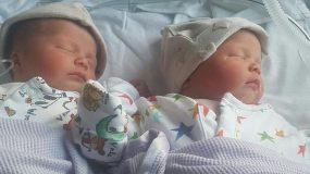 Μια μαμά προειδοποιεί πως τα δίδυμα νεογέννητα μωρά της κόλλησαν μηνιγγίτιδα κατά την κύηση