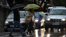 Καιρός: Η επέλαση του «Ορέστη» φέρνει χειμωνιάτικο σκηνικό- Βροχές και πτώση της θερμοκρασίας