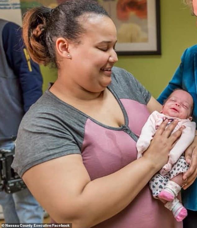 Μωρό – θαύμα που γεννήθηκε 6 μηνών και ζύγιζε μισό κιλό κατάφερε να ζήσει και βγαίνει επιτέλους από το νοσοκομείο