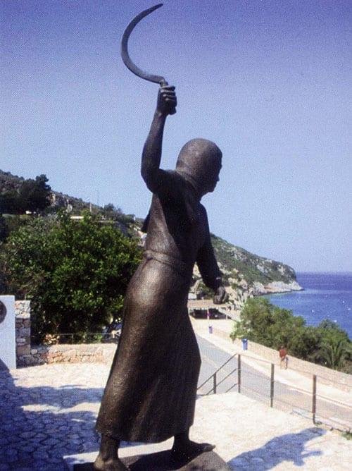 μανιατισσα με δρεπανι1