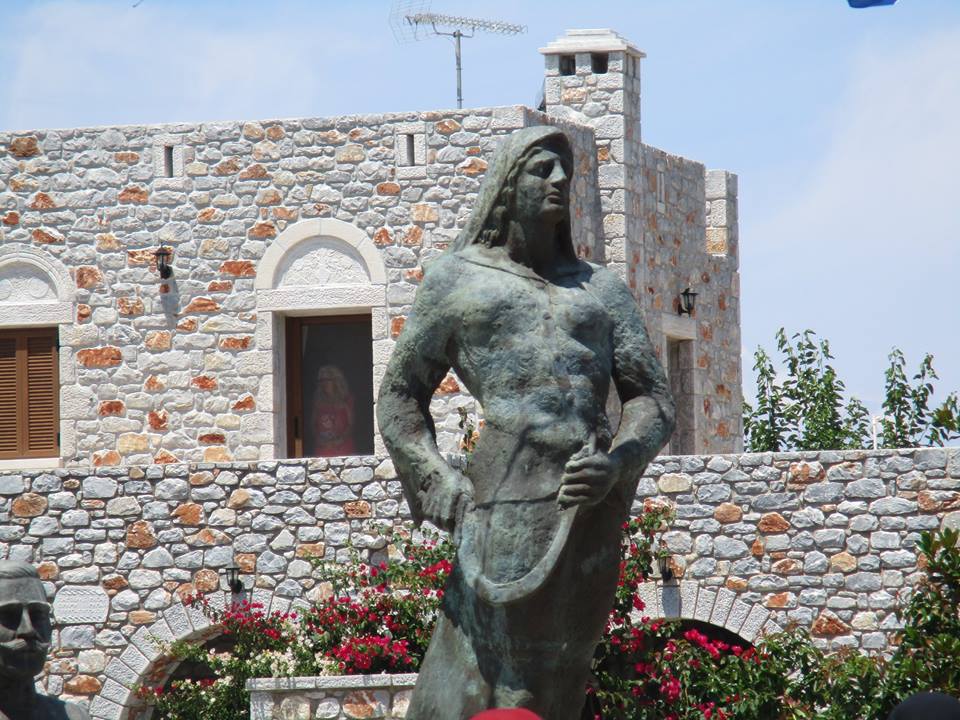 μανιατισσα με δρεπανι3