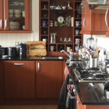 Πριν και μετά: Πώς αυτή η κοπέλα ανακαίνισε εντελώς την κουζίνα της με 500 ευρώ, σε 30 ώρες (εικόνες)