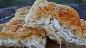 Η πιο εύκολη "χωριάτικη" τυρόπιτα με σπιτικό φύλλο - Greek feta pie