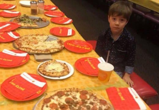 Κανένας δεν πήγε στο πάρτι γενεθλίων αυτής της μικρής και το διασκέδασε μόνη της με τη μαμά της 2 παρτι γενεθλιων μικρης1
