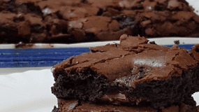 Σοκολατένιο brownies με κομμάτια σοκολάτας