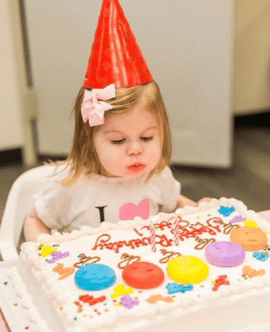 Κανένας δεν πήγε στο πάρτι γενεθλίων αυτής της μικρής και το διασκέδασε μόνη της με τη μαμά της