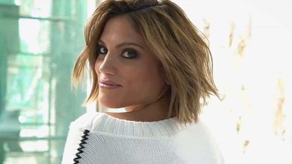 Στα δικαστήρια η Μαίρη Συνατσάκη- Θαυμαστής απειλεί τη ζωή της