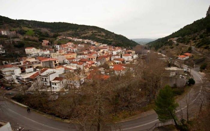 Αυτό είναι το ωραιότερο χωριό της Εύβοιας που απέχει μόλις 90 λεπτά από την Αθήνα και θυμίζει.. παραμύθι