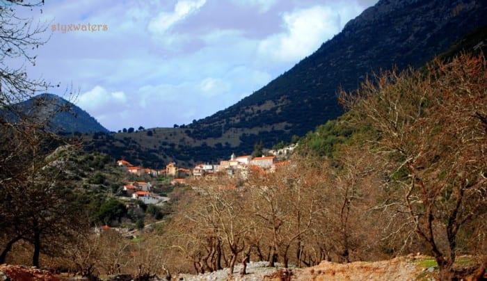 Το χωριό με το πιο παράξενο όνομα στην Ελλάδα. Εκεί βρίσκεται το ωραιότερο πλατανόδασος της χώρας