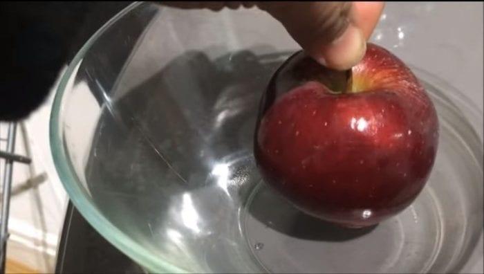 Ρίξτε Καυτό Νερό Σε Ένα Μήλο… Αυτό Που Θα Γίνει Δεν Υπάρχει !