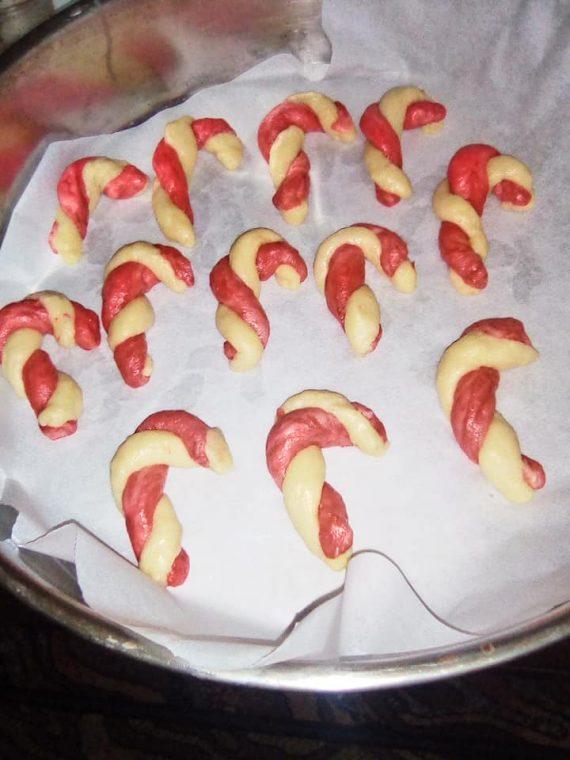 Φτιάξτε πανεύκολα χριστουγεννιάτικα κουλουρακια- μπαστουνακια