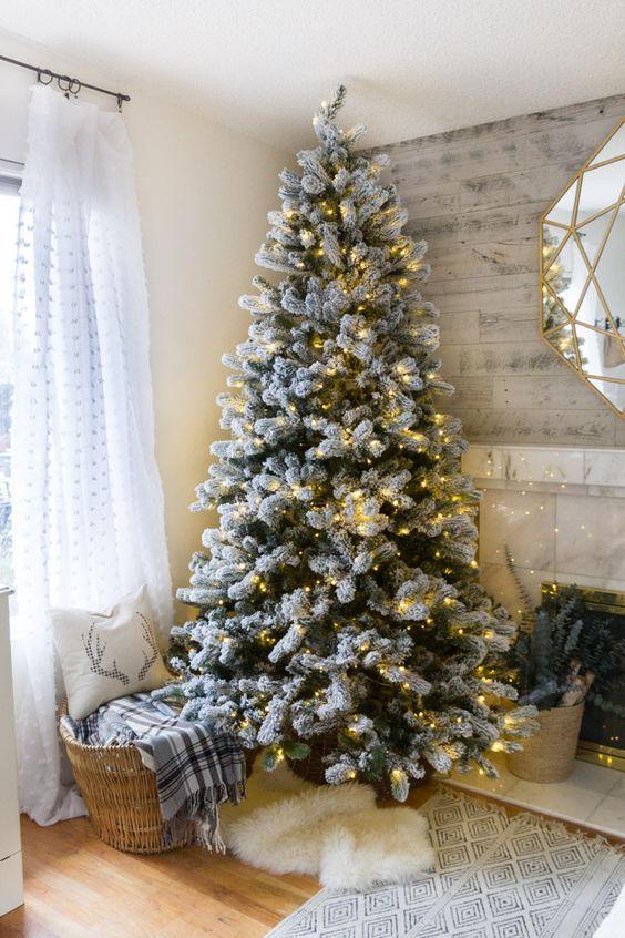 Διακοσμήστε το σπίτι σας μαγικά με χιονισμένες ιδέες Χριστουγεννιάτικης διακόσμησης