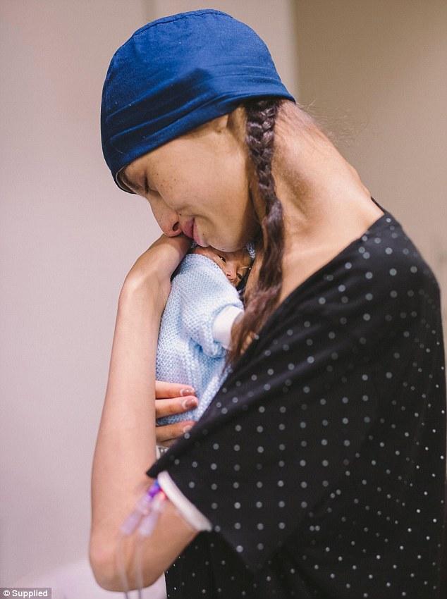 Αυτή η18χρονη έγκυος γυναίκα διαγνώστηκε με επιθετική λευχαιμία και αποφάσισε να ζήσει το μωρό της και να πεθάνει η ίδια
