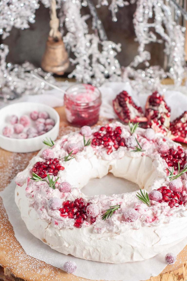 Χριστουγεννιάτικο στεφάνι Πάβλοβα με ζαχαρωμένα φρούτα και κρέμα