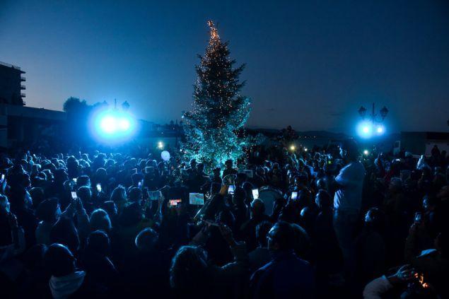 Αναψε το χριστουγεννιάτικο δέντρο στο πυρόπληκτο Μάτι [εικόνες]