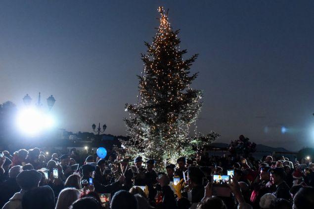 Αναψε το χριστουγεννιάτικο δέντρο στο πυρόπληκτο Μάτι [εικόνες]