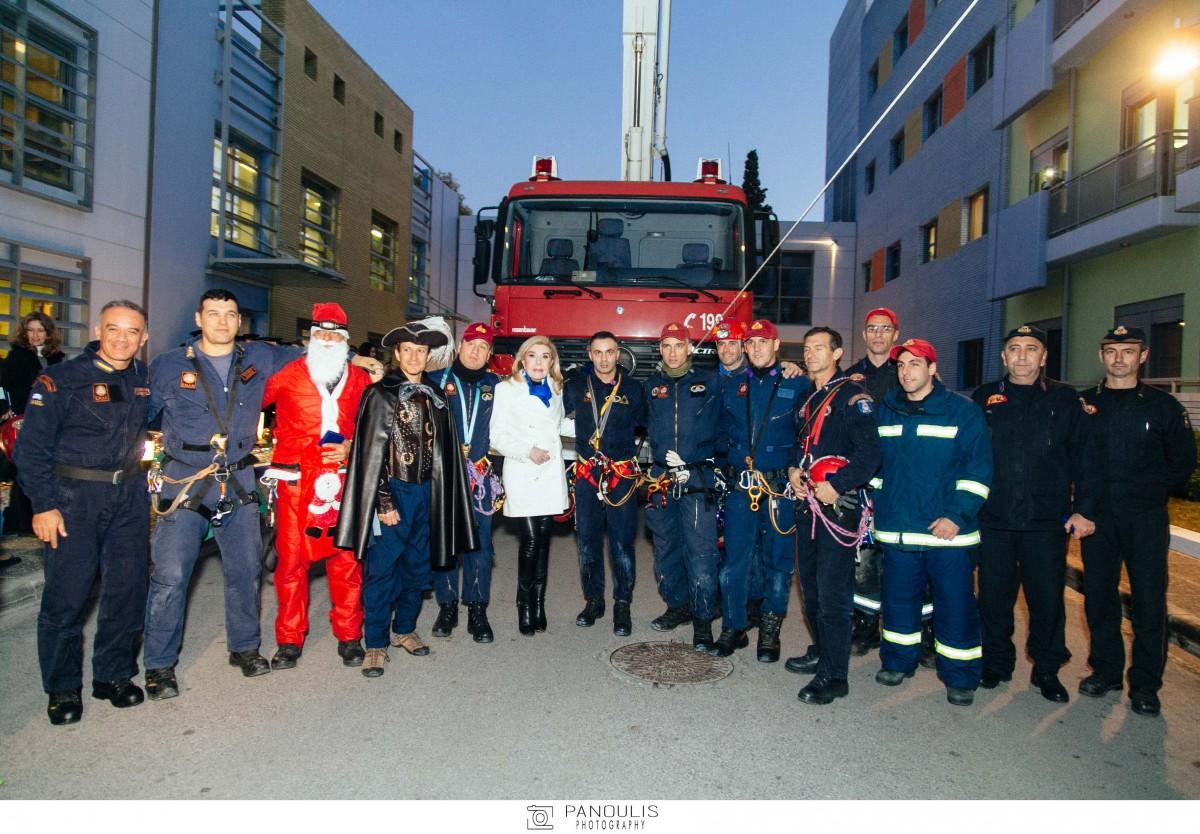 Έλληνες πυροσβέστες και ο Άγιος Βασίλης πήγαν στην Ογκολογική Μονάδα Παίδων και συγκίνησαν το πανελλήνιο