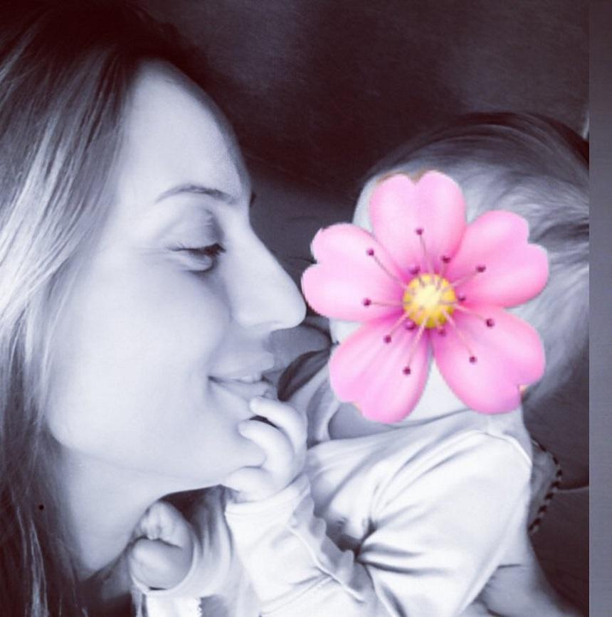 Ελεονώρα Μελέτη: Η τρυφερή φωτογραφία με την 8 μηνών κόρη της και η μαντινάδα που της αφιέρωσε [pic]
