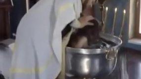 Σάλος με τον ιερέα στην βάφτιση! Παραλίγο να πνίξει το μωρό! [video]