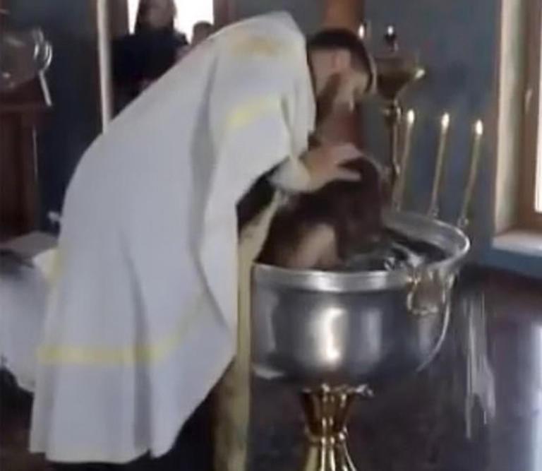 Σάλος με τον ιερέα στην βάφτιση! Παραλίγο να πνίξει το μωρό! [video]