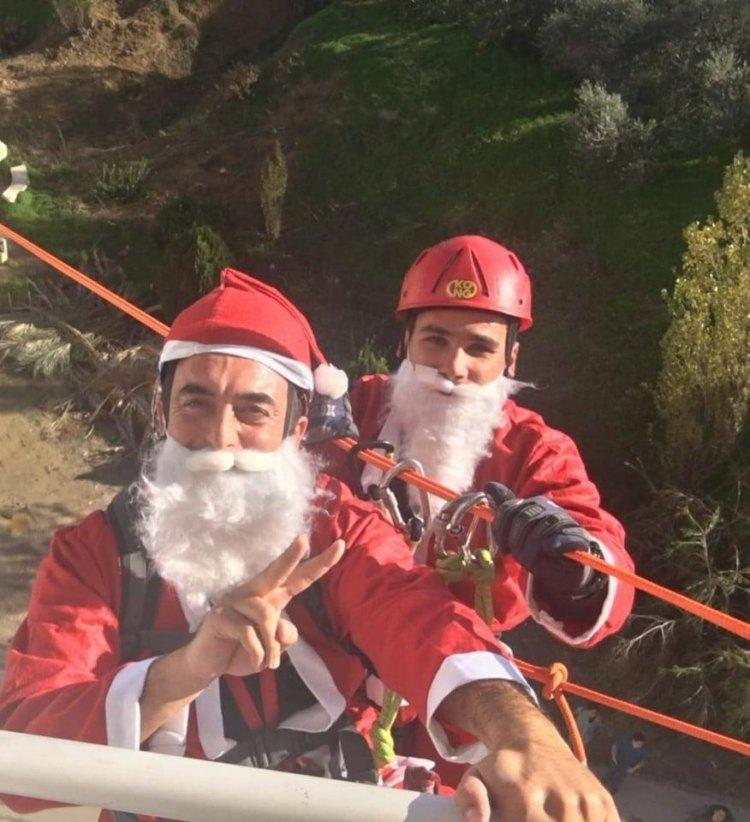 Ο Άγιος Βασίλης έφτασε με γερανό στο ΠΑΓΝΗ και μοίρασε δώρα στα παιδιά που νοσηλεύονται στην Παιδοαιματολογική Κλινική