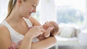 Νέα έρευνα: Το χάιδεμα στα μωρά λειτουργεί ως φάρμακο