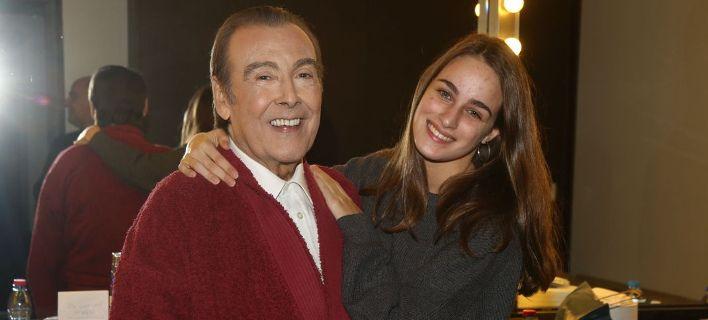 O Τόλης Βοσκόπουλος τραγουδά στην κόρη του από τη σκηνή κι εκείνη δεν συγκρατεί τα δάκρυά της [βίντεο]