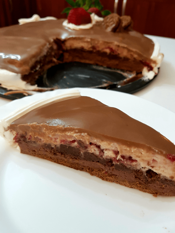 Εύκολη τούρτα με μπισκότα, πραλίνα σοκολάτα και φράουλες!!