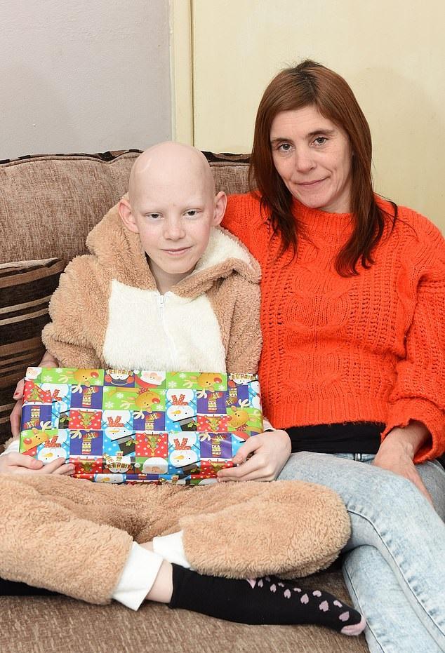 Νικητής: Εννιάχρονος που θεραπεύτηκε από καρκίνο στον εγκέφαλο κάνει τον «γύρο του θριάμβου» μέσα σε αποθέωση (pics & vid)