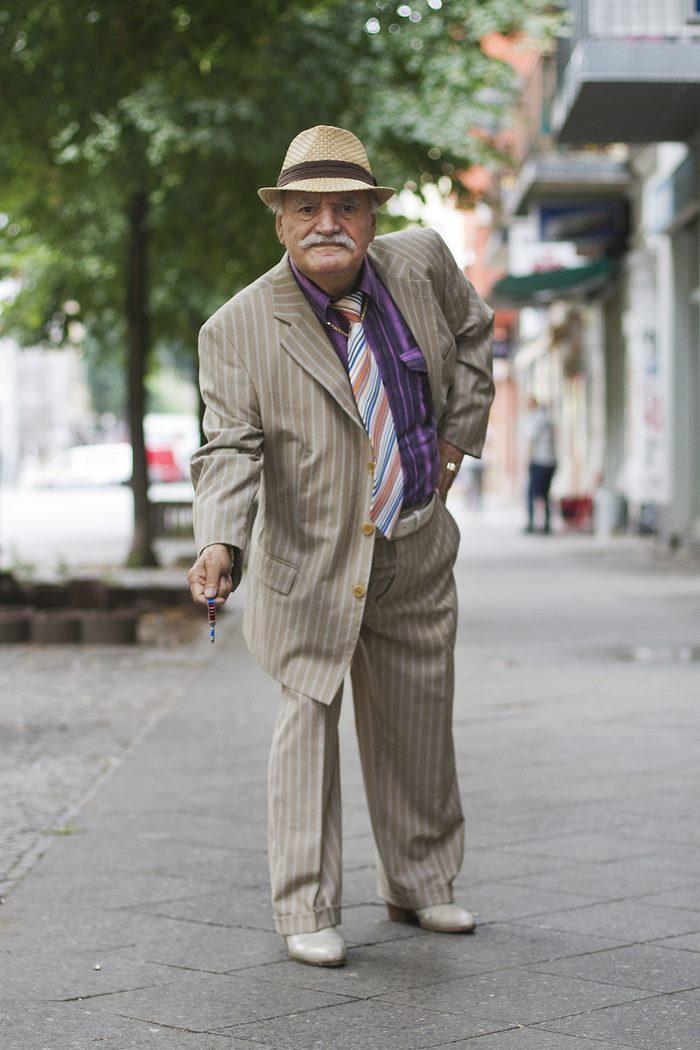 Φωτογράφος απαθανατίζει καθημερινά για 3 χρόνια το αξεπέραστο στυλ ενός 86χρονου ράφτη