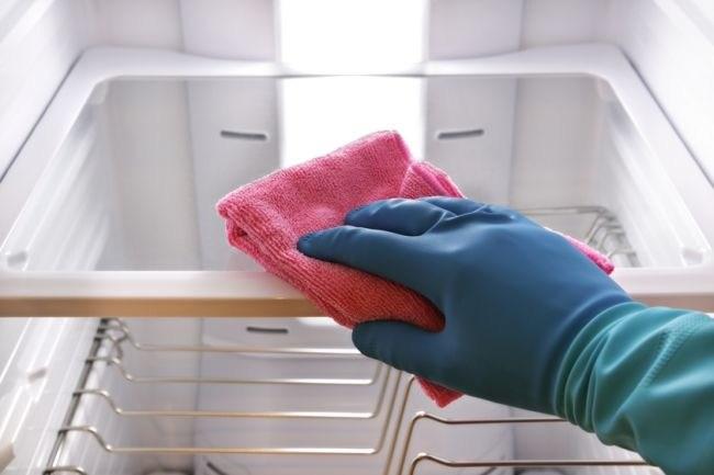 9+1 Έξυπνα κόλπα που θα σας βοηθήσουν να καθαρίσετε το σπίτι σας με την βοήθεια καθαριστικών των οποίων τα υλικά μπορούν να βρεθούν σε οποιαδήποτε κουζίνα.