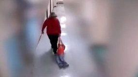 Οργή! Δασκάλα σέρνει στα γόνατα 9χρονο, στους διαδρόμους σχολείου [βίντεο]
