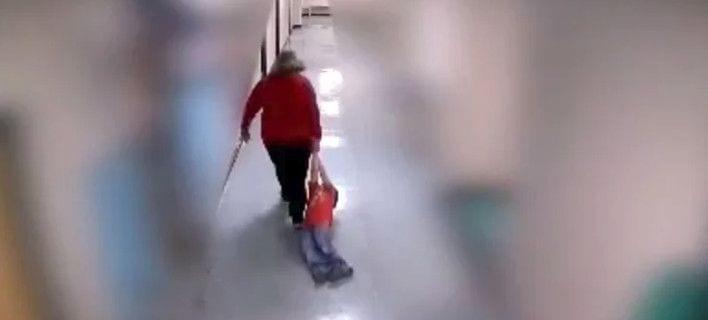 Οργή! Δασκάλα σέρνει στα γόνατα 9χρονο, στους διαδρόμους σχολείου [βίντεο]