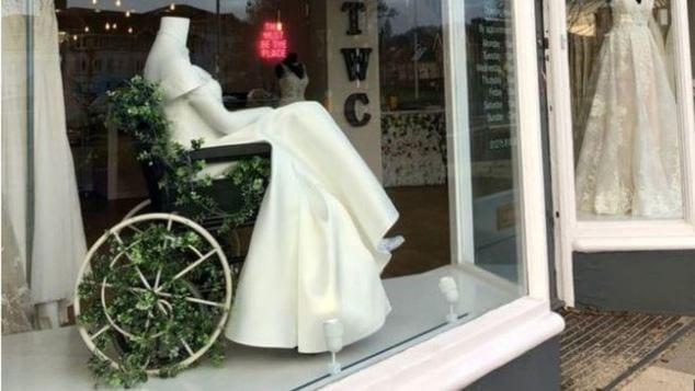 Νύφη σε αναπηρικό αμαξίδιο: Η πρόταση του οίκου νυφικών στη Βρετανία σπάει τα ταμπού!