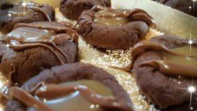 Μπισκότα σοκολάτας με καραμέλα!! (Salted Caramel and chocolate thumbprint biscuits)