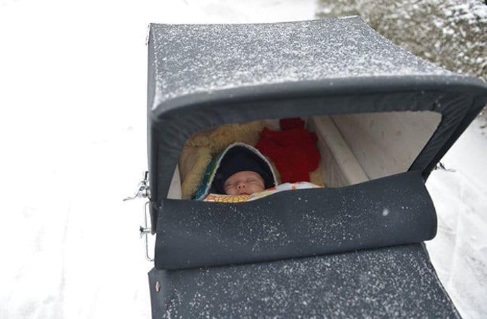 Για ποιο λόγο οι Βόρειοι αφήνουν τα καρότσια με τα μωρά έξω στο πολικό κρύο;
