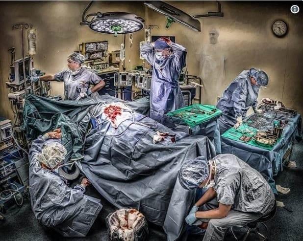 Γιατροί ανεβάζουν φωτογραφίες με τις ματωμeνες μπλούζες τους (για έναν πολύ καλό σκοπό)