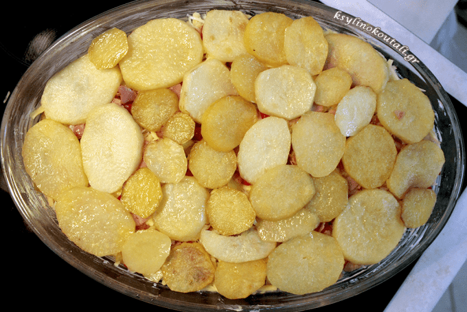 Σουφλέ Πατάτας με κρεμώδης Μπεσαμέλ και τραγανή τυρένια κρούστα