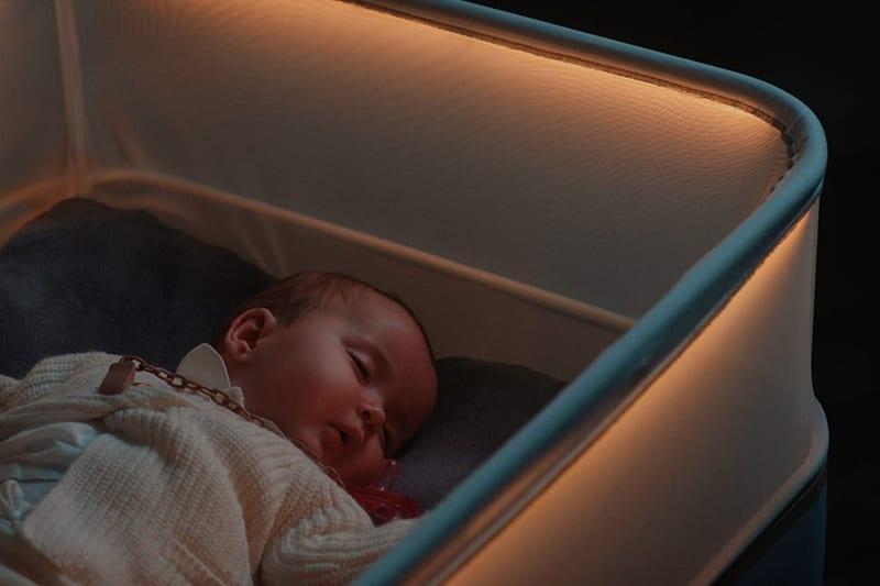Η Ford έβγαλε κούνια που κοιμίζει τα μωρά σαν να βρίσκονται σε αυτοκίνητο