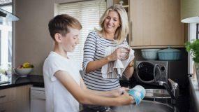 Πετσέτες κουζίνας: Πόσο επικίνδυνες είναι για την υγεία σου και πόσο συχνά πρέπει να τις αλλάζεις