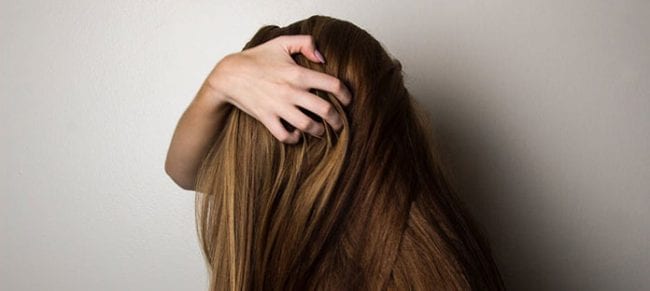 Λιπαρά μαλλιά: Αντιμετώπιση και tips για να περιορίσετε τη λιπαρότητα