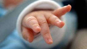 Θαύμα στην Κρήτη: 24χρονη γέννησε το μωρό της ενώ νοσηλεύεται στην Eντατική