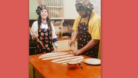 Κατερίνα Στικούδη: Δείτε την στην κουζίνα του σπιτιού της να φτιάχνει τυροπιτάκια με τον άντρα της