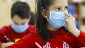Χρειάζεται να κλείσουν τα σχολεία για να προστατευθούν τα παιδιά μας από τη γρίπη; Τι απαντά το ΚΕΕΛΠΝΟ