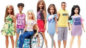 Η καλή είδηση της ημέρας: Η Barbie κάθεται για πρώτη φορά σε αναπηρικό αμαξίδιο
