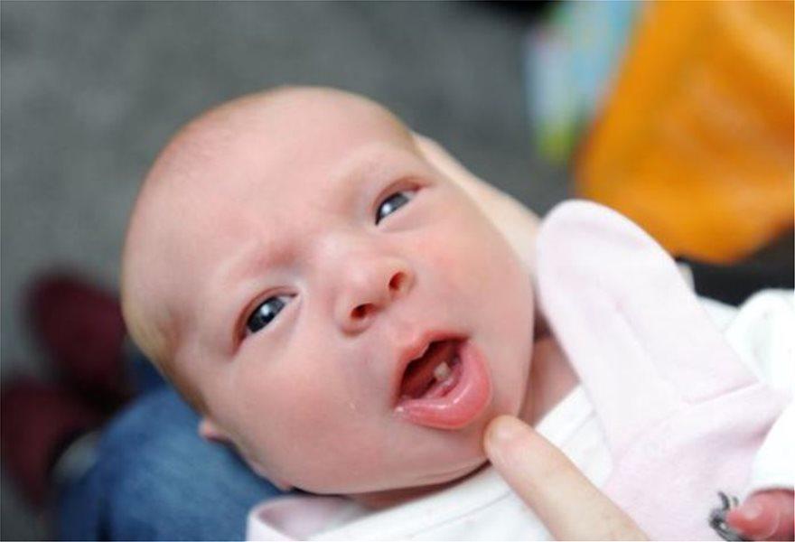 Νεογέννητο μωράκι άνοιξε το στόμα του να κλάψει και άφησε… «ξερές» τις μαίες και τη μαμά του!