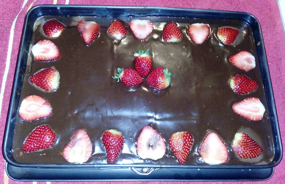 Εύκολη σοκολατένια τούρτα με μπισκότα